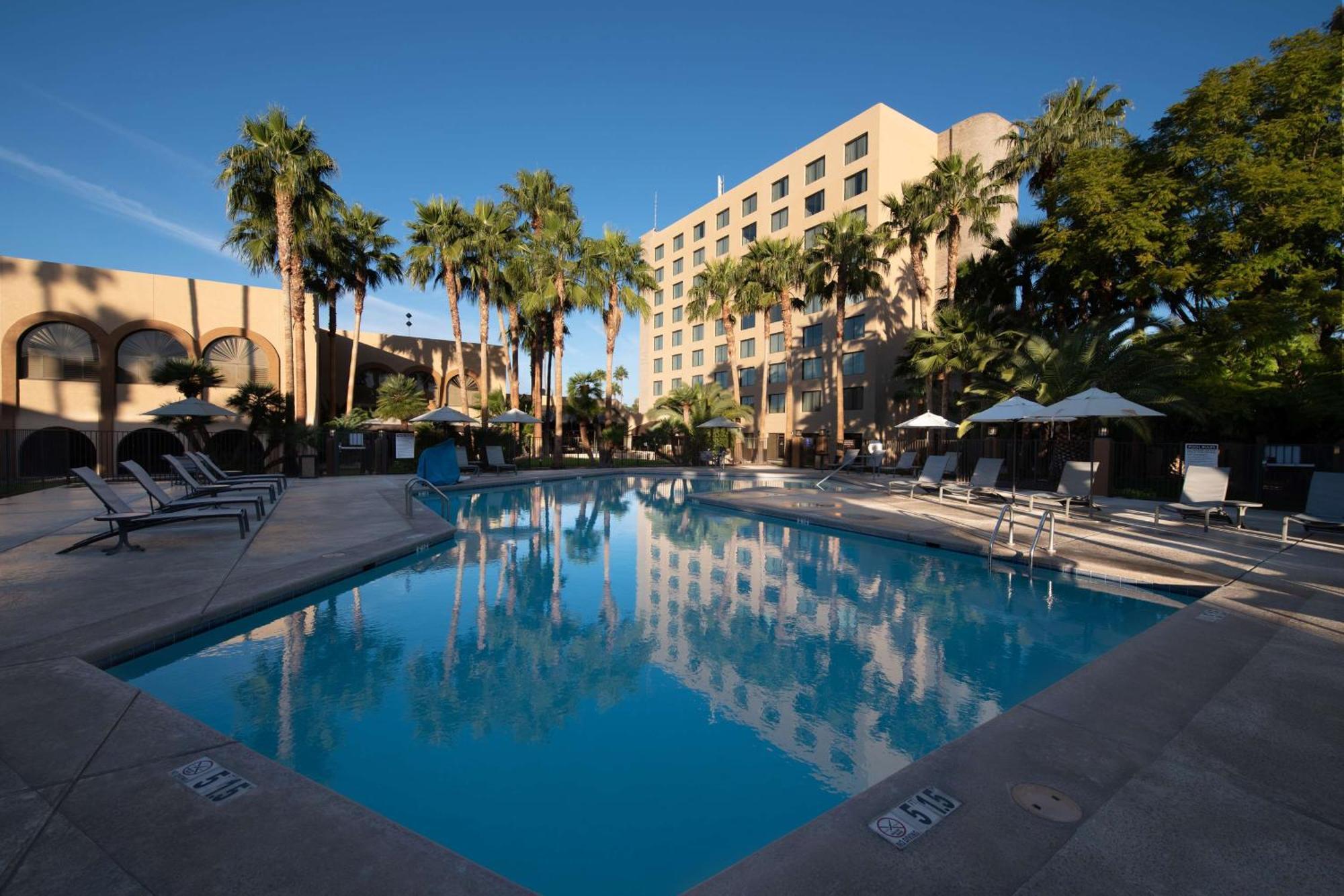Отель Doubletree By Hilton Tucson-Reid Park Экстерьер фото